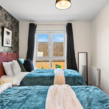 Comfy 4-bed In - Garden - Sleeps 10 度假居
