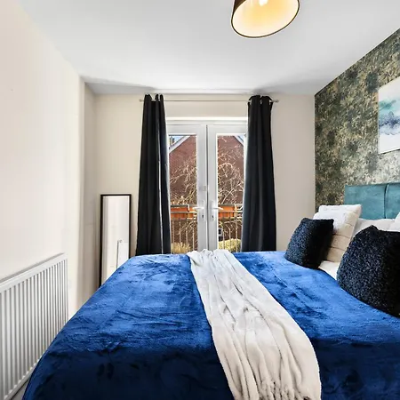 Comfy 4-bed In - Garden - Sleeps 10 布里斯托