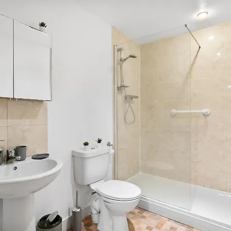 度假居 Comfy 4-bed In - Garden - Sleeps 10 *