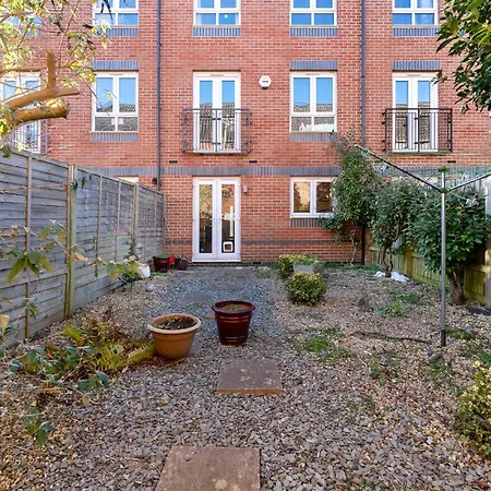 Σπίτι διακοπών Comfy 4-bed In - Garden - Sleeps 10