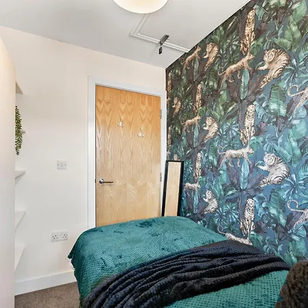 Comfy 4-bed In - Garden - Sleeps 10 *